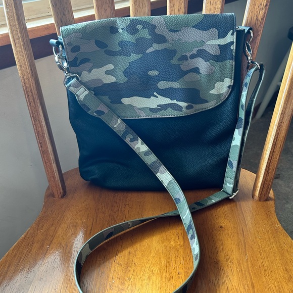 thirty-one Handbags - ThirtyOne Camouflage Crossbody Bag